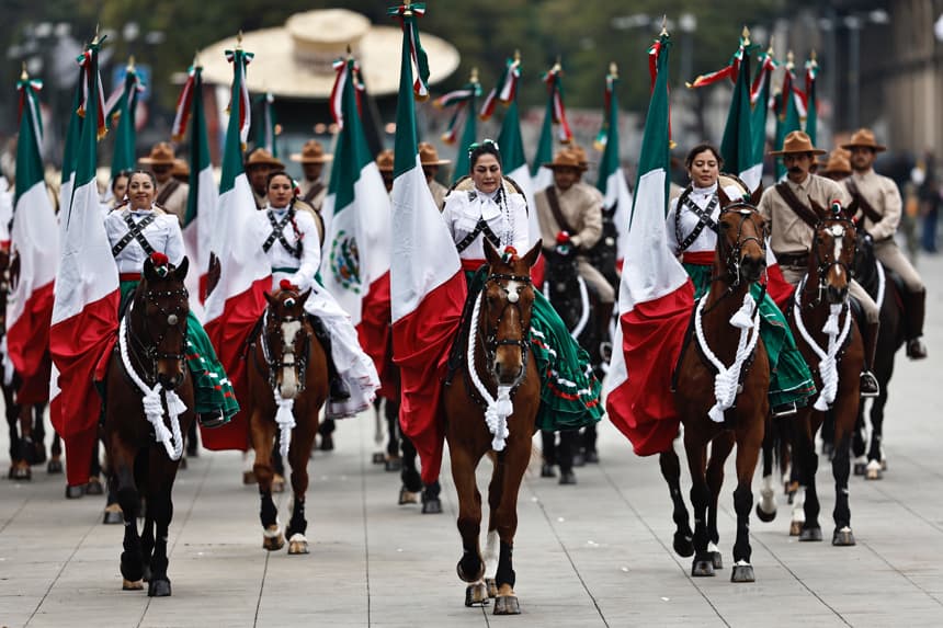 Militares con trajes típicos desfilan durante el 114 Aniversario del inicio de la Revolución Mexicana en la Plaza de la Constitución, en Ciudad de México (Fotografía de archivo. EFE/ Sáshenka Gutiérrez)