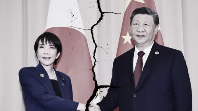 La primera ministra de Japón, Sanae Takaichi (izq.), estrecha la mano del presidente chino, Xi Jinping, antes de la cumbre Japón–China al margen de la cumbre de Cooperación Económica Asia–Pacífico (APEC) en Gyeongju, el 31 de octubre de 2025. (STR/JAPAN POOL / JIJI PRESS/AFP via Getty Images)
