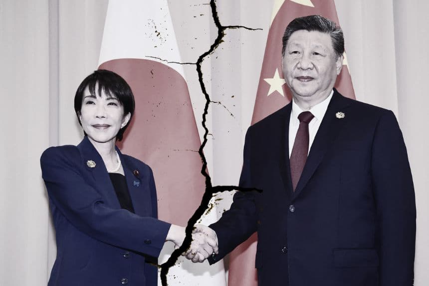 La primera ministra de Japón, Sanae Takaichi (izq.), estrecha la mano del presidente chino, Xi Jinping, antes de la cumbre Japón–China al margen de la cumbre de Cooperación Económica Asia–Pacífico (APEC) en Gyeongju, el 31 de octubre de 2025. (STR/JAPAN POOL / JIJI PRESS/AFP via Getty Images)