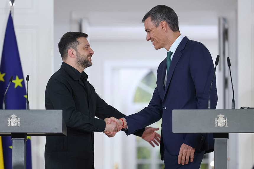 El presidente del Gobierno, Pedro Sánchez, saluda al presidente ucraniano, Volodímir Zelenski (izquierda), durante la rueda de prensa conjunta ofrecida este martes en el Palacio de la Moncloa en Madrid, el 18 de noviembre de 2025. (EFE/Kiko Huesca)
