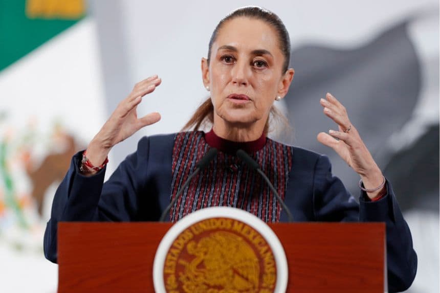 La presidenta de México, Claudia Sheinabaum, habla en una rueda de prensa este martes, en el Palacio Nacional en Ciudad de México, México. (EFE/ Isaac Esquivel)