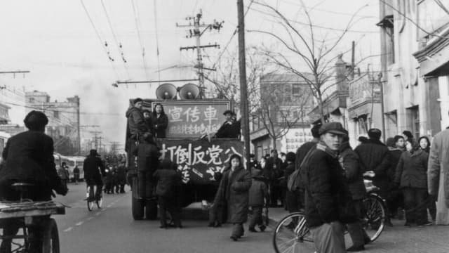 Guardias Rojos chinos viajan en un camión con consignas y megáfonos en Beijing en enero de 1967, durante la "gran revolución cultural proletaria". Desde que se inició la revolución cultural en mayo de 1966 en la Universidad de Beijing, el objetivo de Mao era recuperar el poder tras el fracaso del "Gran Salto Adelante". El movimiento iba dirigido contra aquellos "líderes del partido en el poder que tomaban el camino capitalista". (Foto de JEAN VINCENT / AFP) (Foto de JEAN VINCENT/AFP a través de Getty Images).