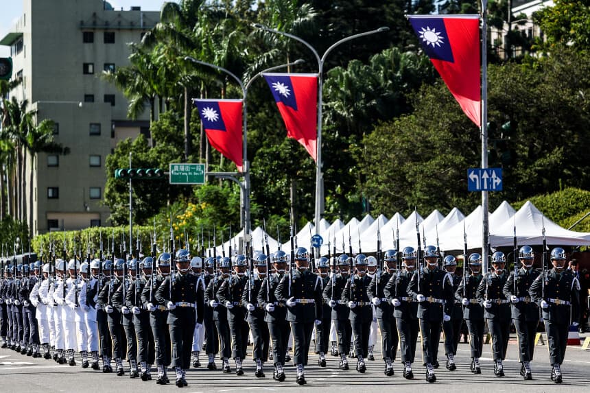Guardias de honor marchan durante las celebraciones del Día Nacional frente al Palacio Presidencial en Taipei el 10 de octubre de 2025.(Foto de I-HWA CHENG/AFP vía Getty Images)