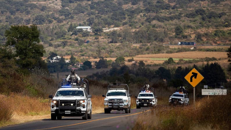 Policía detienen a 7 y confiscan explosivos en operativo en Michoacán