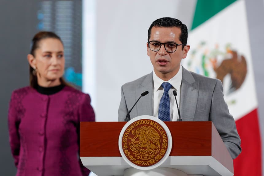 El coordinador nacional de Infraestructura Digital de México, Jorge Luis Pérez Hernández, participa en una rueda de prensa de la presidenta de México, Claudia Sheinabum este miércoles, en Palacio Nacional de la Ciudad de México (EFE/ Isaac Esquivel)