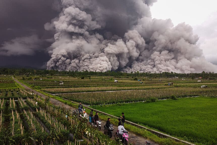 Una fotografía aérea muestra un flujo piroclástico durante la erupción del monte Semeru en Lumajang, Java Oriental, el 19 de noviembre de 2025. (AGUS HARIANTO/AFP vía Getty Images)