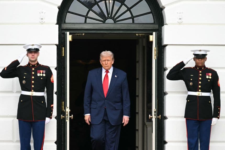 El presidente de Estados Unidos, Donald Trump, llega al Jardín Sur de la Casa Blanca para recibir al príncipe heredero y primer ministro del Reino de Arabia Saudita, Mohammed bin Salman, en Washington D. C., el 18 de noviembre de 2025. (SAUL LOEB/AFP vía Getty Images)