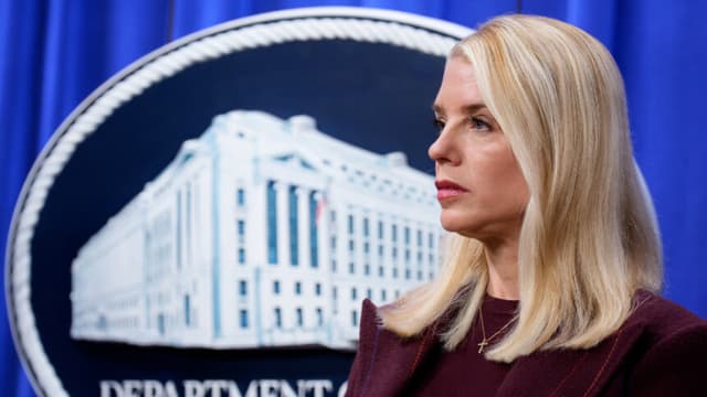 WASHINGTON, DC - 19 DE NOVIEMBRE: La fiscal general Pam Bondi aparece en una rueda de prensa en la que se anuncia la acusación formal contra el exesquiador olímpico Ryan Wedding, acusado de asesinato y blanqueo de capitales en relación con una organización de tráfico de drogas, en el Departamento de Justicia el 19 de noviembre de 2025 en Washington, DC. El Departamento de Justicia anunció una recompensa de quince millones de dólares por cualquier información que condujera a la detención de Ryan James Wedding, líder de una organización criminal dedicada al tráfico de drogas que introducía grandes cantidades de cocaína a través de Colombia y México para su distribución en Estados Unidos y Canadá. (Foto de Andrew Harnik/Getty Images).