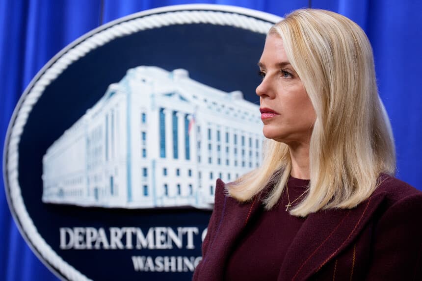 WASHINGTON, DC - 19 DE NOVIEMBRE: La fiscal general Pam Bondi aparece en una rueda de prensa en la que se anuncia la acusación formal contra el exesquiador olímpico Ryan Wedding, acusado de asesinato y blanqueo de capitales en relación con una organización de tráfico de drogas, en el Departamento de Justicia el 19 de noviembre de 2025 en Washington, DC. El Departamento de Justicia anunció una recompensa de quince millones de dólares por cualquier información que condujera a la detención de Ryan James Wedding, líder de una organización criminal dedicada al tráfico de drogas que introducía grandes cantidades de cocaína a través de Colombia y México para su distribución en Estados Unidos y Canadá. (Foto de Andrew Harnik/Getty Images).