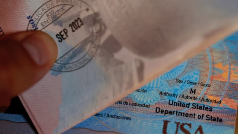 Acusan a hombre de robar identidad estadounidense para tener pasaporte, licencia de conducir y votar