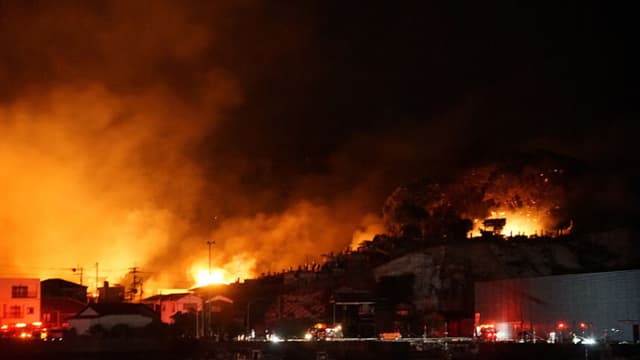 Vista general de la escena de un gran incendio en una zona residencial de Saganoseki, ciudad de Oita, a última hora del 18 de noviembre de 2025. Una persona estaba desaparecida y otras 175 fueron evacuadas tras un gran incendio que arrasó una zona residencial en Japón, según informó el gobierno local el 19 de noviembre. (STR/JIJI Press/AFP a través de Getty Images)