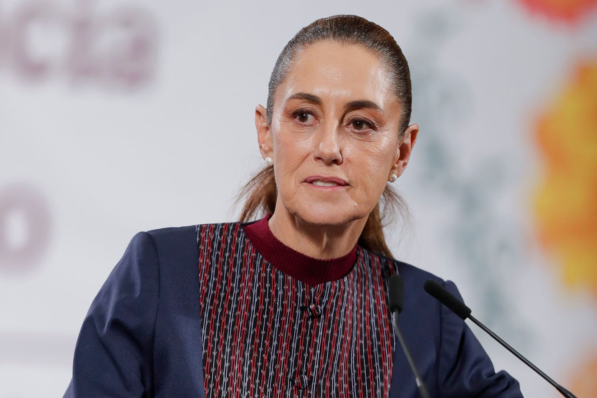 La presidenta de México, Claudia Sheinabaum, habla en una rueda de prensa este martes 18 de noviembre, en el Palacio Nacional en Ciudad de México, México. (EFE/ Isaac Esquivel)