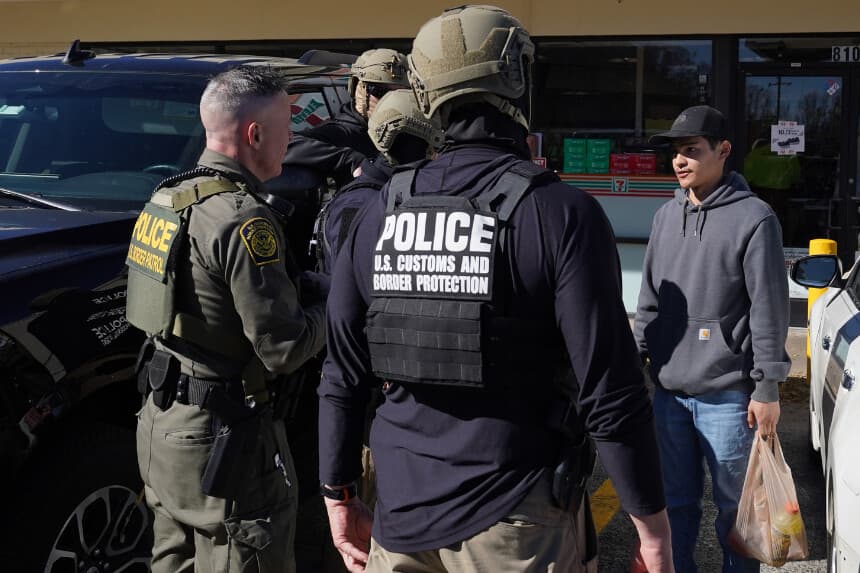 El jefe de la Patrulla Fronteriza de EE. UU., Greg Bovino, y otros agentes federales interrogan a una persona afuera de una gasolinera 7-Eleven mientras buscan a inmigrantes indocumentados el 17 de noviembre de 2025 en Charlotte, Carolina del Norte. Los agentes federales están llevando a cabo la “Operación Charlotte’s Web”, un operativo intensivo de control migratorio en toda la región de Charlotte. (Ryan Murphy/Getty Images)