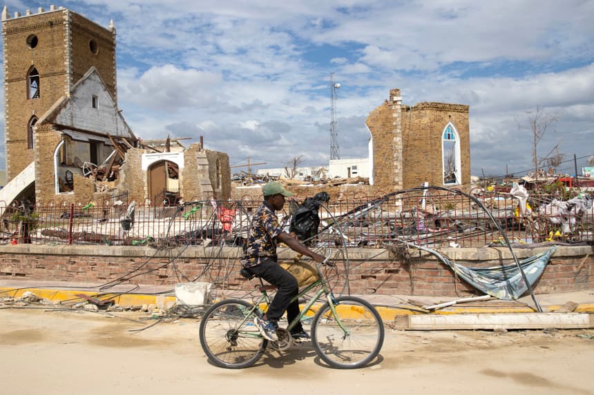 Un hombre recorre en bicicleta frente a escombros de una catedral causados por el huracán Melissa en Black River, Jamaica. (Imagen de archivo. EFE/ Orlando Barría)
