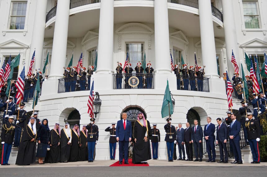 El presidente de Estados Unidos, Donald Trump, saluda al príncipe heredero y primer ministro del Reino de Arabia Saudita, Mohammed bin Salman, en el jardín sur de la Casa Blanca en Washington, D.C., el 18 de noviembre de 2025. El príncipe heredero saudí Mohammed bin Salman llegó a la Casa Blanca entre fanfarrias y un vuelo rasante de aviones el martes, en su primera visita a Estados Unidos desde el asesinato del periodista Jamal Khashoggi en 2018. (Foto de Brendan SMIALOWSKI / AFP) (Foto de BRENDAN SMIALOWSKI/AFP a través de Getty Images).