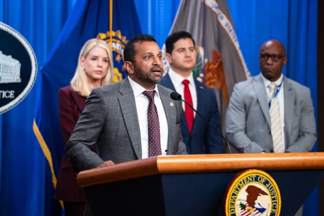 El director del FBI, Kash Patel, habla durante una rueda de prensa en el Departamento de Justicia de Estados Unidos en Washington, el 19 de noviembre de 2025. (Madalina Kilroy/The Epoch Times)