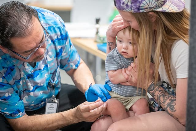 Las vacunas pueden causar autismo, dice agencia de salud pública de EE. UU.