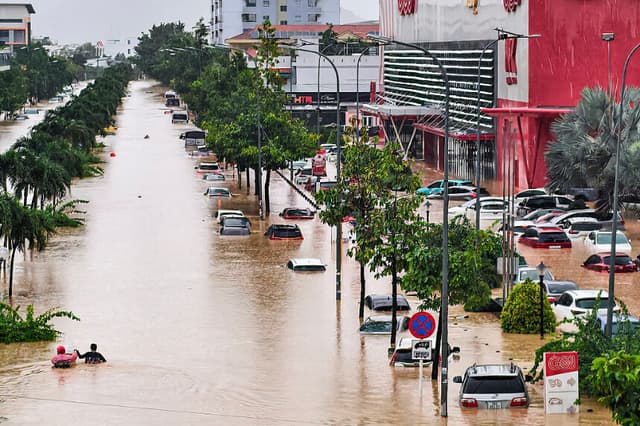 Inundaciones por lluvias extremas dejan 16 fallecidos en Vietnam
