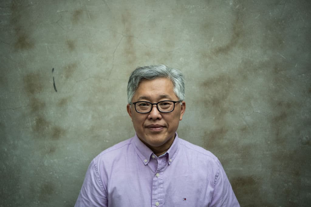 Jin Mingri, pastor principal de la iglesia Zion, en Beijing días después de que las autoridades cerraran una de las iglesias protestantes "clandestinas" más grandes de China. - (Foto de FRED DUFOUR / AFP) / PARA ACOMPAÑAR LA NOTICIA DE AFP CHINA-RELIGIÓN-DERECHOS, ENTREVISTA DE ELIZABETH LAW (El crédito de la foto debe leer FRED DUFOUR/AFP a través de Getty Images).
