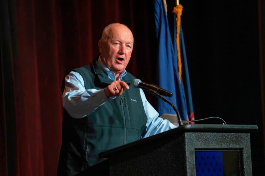 NOVI, MICHIGAN - 5 DE NOVIEMBRE: El presidente del Partido Republicano de Michigan, Pete Hoekstra, habla en una fiesta electoral celebrada en honor del candidato republicano al Senado de Estados Unidos Mike Rogers y del MIGOP el 5 de noviembre de 2024 en Novi, Michigan. Rogers y la demócrata Elissa Slotkin compiten por el escaño que deja vacante Debbie Stabenow, quien se jubila. (Foto de Sarah Rice/Getty Images).