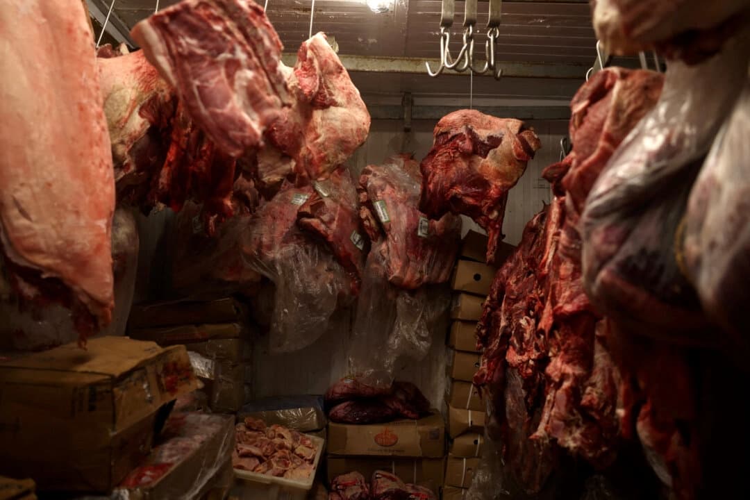Trozos de carne almacenados en un refrigerador de una carnicería en Río de Janeiro, Brasil, el 31 de julio de 2025. (Pilar Olivares/Reuters)