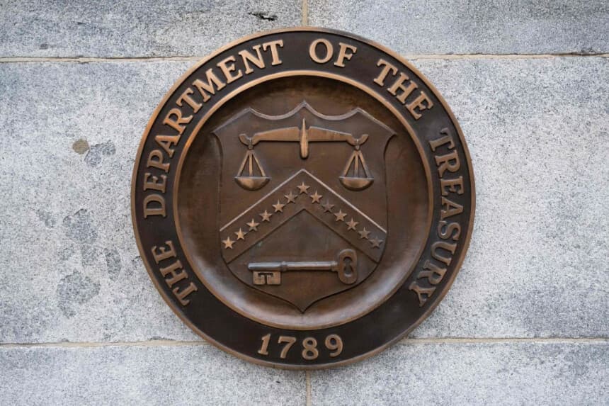 El sello del Departamento del Tesoro de Estados Unidos se ve en Washington D. C., el 19 de enero de 2023. (SAUL LOEB/AFP a través de Getty Images)