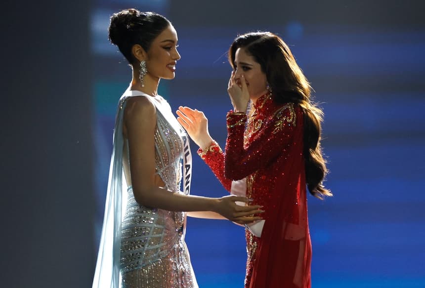 La mexicana Fatima Bosch (d) reacciona tras ser coronada Miss Universo junto a la primera finalista, la tailandesa Praveenar Singh (i), durante la 74.ª edición de Miss Universo 2025 en el Impact Challenger Hall de la provincia de Nonthaburi, en las afueras de Bangkok. (EFE/EPA/RUNGROJ YONGRIT)