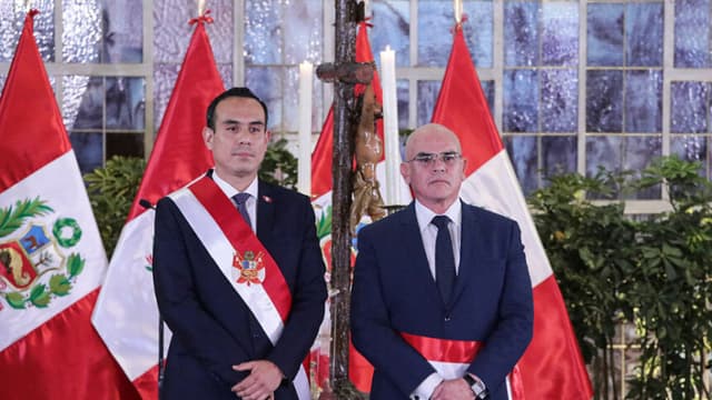 Gobierno de Perú niega que vaya a ingresar por la fuerza a embajada mexicana