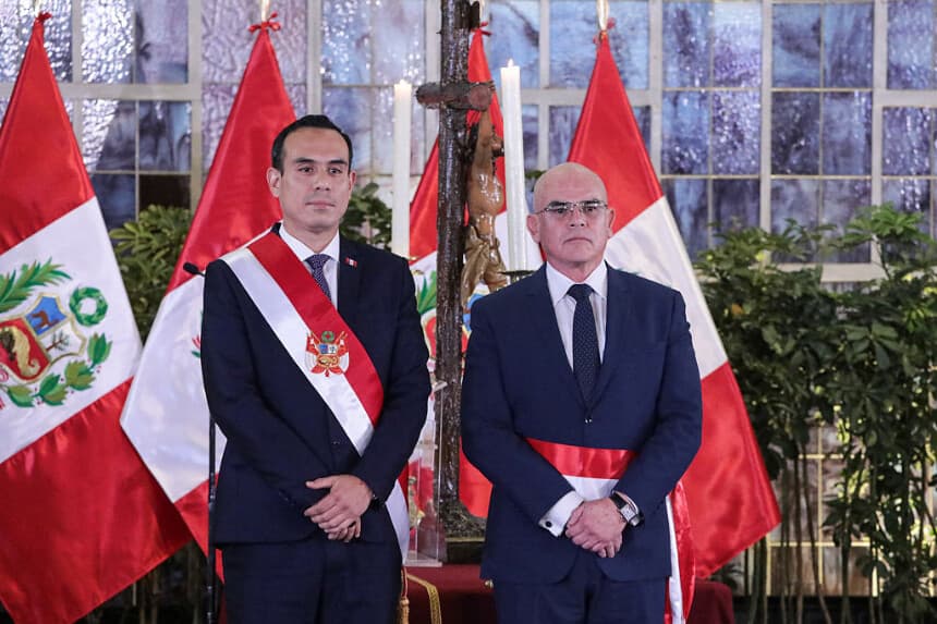 El presidente interino de Perú, José Jerí (izquierda), posa para una foto tras prestar juramento ante el presidente del Consejo de Ministros, Ernesto Álvarez Miranda, durante la ceremonia de toma de posesión de su gabinete en el Palacio Presidencial de Lima, el 13 de octubre de 2025. (CONNIE FRANCE/AFP vía Getty Images)