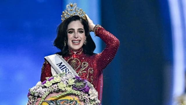 La mexicana Fatima Bosch celebra haber ganado el certamen Miss Universo 2025 en Nonthaburi, al norte de Bangkok, el 21 de noviembre de 2025. (LILLIAN SUWANRUMPHA / AFP vía Getty Images)