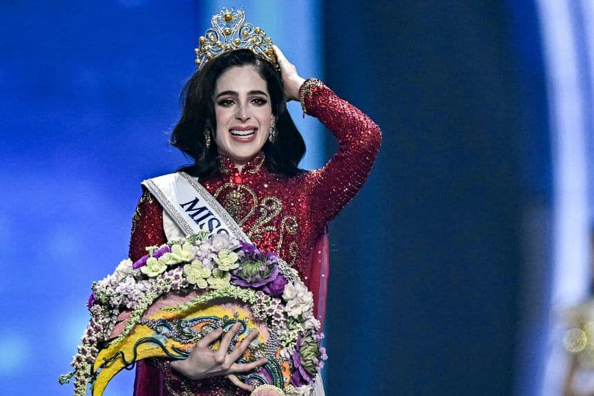 La mexicana Fatima Bosch celebra haber ganado el certamen Miss Universo 2025 en Nonthaburi, al norte de Bangkok, el 21 de noviembre de 2025. (LILLIAN SUWANRUMPHA / AFP vía Getty Images)