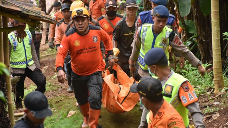Suben a 30 los muertos por dos aludes en la isla indonesia de Java