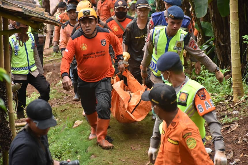 Suben a 30 los muertos por dos aludes en la isla indonesia de Java
