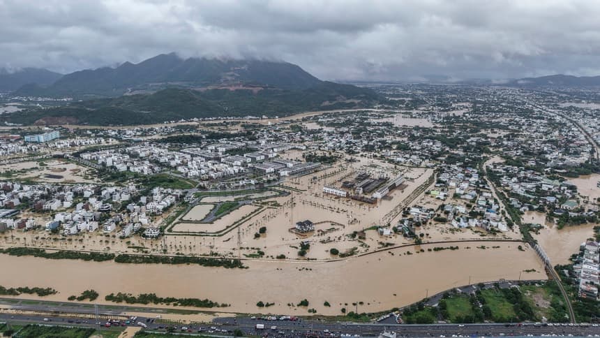 Imagen aérea de las inundaciones en la ciudad vietnamita de Nha Trang.
(EFE/EPA/STRINGER)