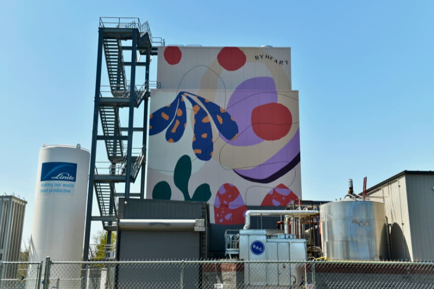 READING, PENNSYLVANIA - 28 DE ABRIL: Vista de las instalaciones de la fábrica de leche infantil ByHeart durante la inauguración de las mismas el 28 de abril de 2022 en Reading, Pensilvania. (Foto de Eugene Gologursky/Getty Images para ByHeart).