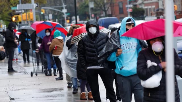 Personas hacen fila para recibir comida gratuita en la ciudad de Nueva York el 24 de abril de 2020. (Mike Segar/Reuters)