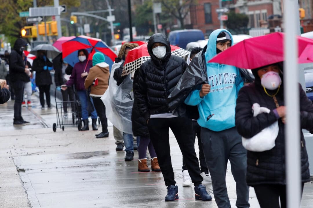 Personas hacen fila para recibir comida gratuita en la ciudad de Nueva York el 24 de abril de 2020. (Mike Segar/Reuters)