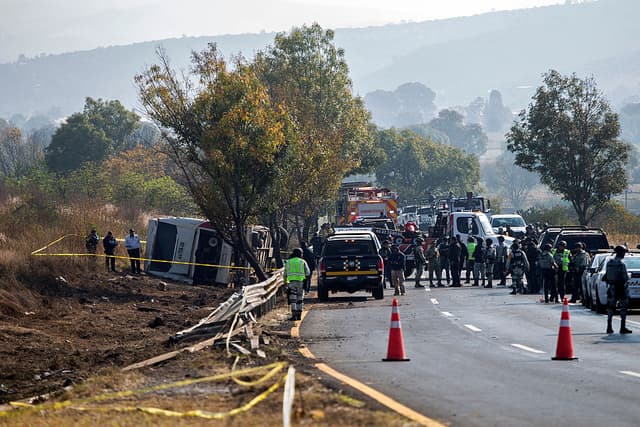 Al menos 7 muertos y 20 heridos deja volcadura de autobús turístico en Michoacán