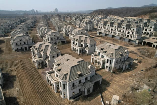 Villas abandonadas en un suburbio de Shenyang, en la provincia nororiental de Liaoning, China, el 31 de marzo de 2023. (Jade Gao/AFP vía Getty Images)