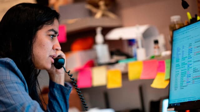 Alisha Narvaez, gerente de International Funeral & Cremation Services, sentada en su oficina frente al computador el 24 de abril de 2020 en el barrio de Harlem de la ciudad de Nueva York. (JOHANNES EISELE/AFP a través de Getty Images)