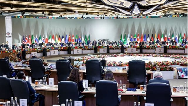 Vista general de la sesión plenaria del segundo día de la Cumbre de Líderes del G20 en el Centro de Exposiciones Nasrec de Johannesburgo, el 23 de noviembre de 2025. (Marco Longari/POOL/AFP vía Getty Images)