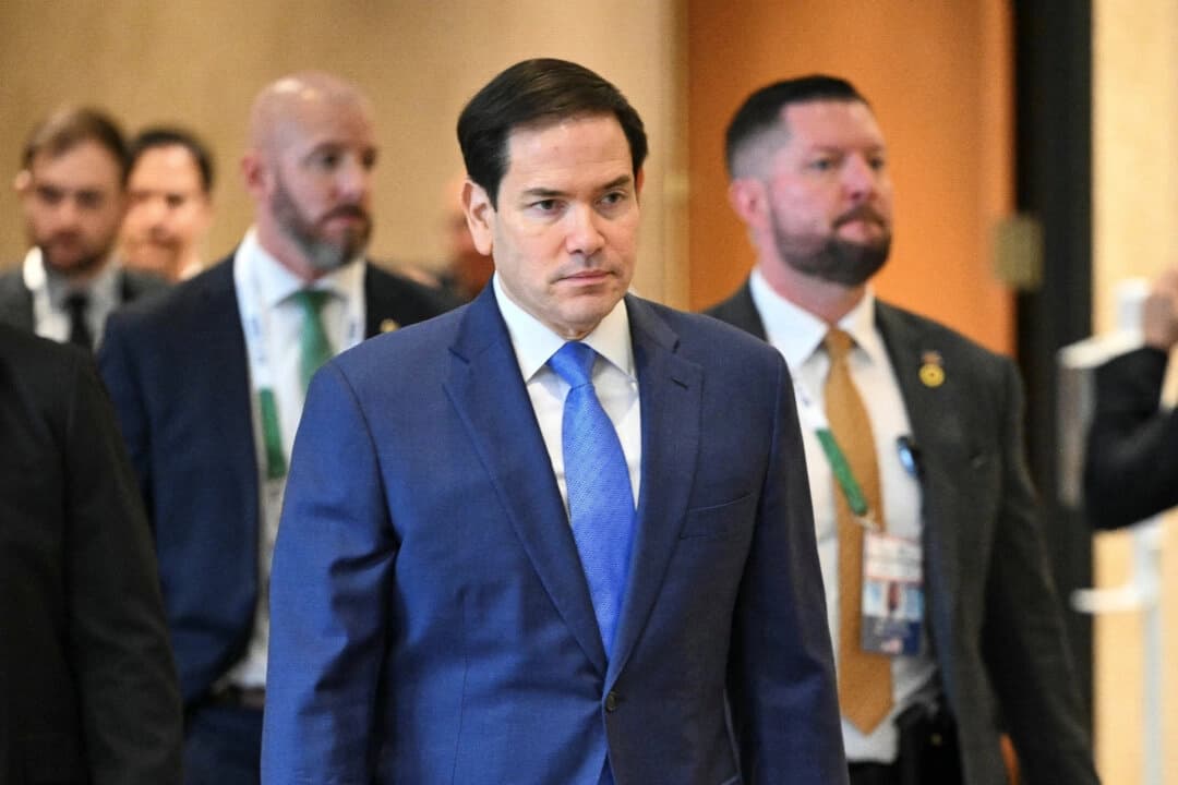 El secretario de Estado de EE. UU., Marco Rubio, llega a la sesión del G7 sobre Ucrania y la cooperación en defensa durante la reunión de ministros de Asuntos Exteriores del G7 en el White Oaks Resort en Niagara-on-the-Lake, Canadá, el 12 de noviembre de 2025. (Mandel Ngan/Pool vía Reuters)