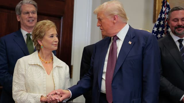 El presidente de los Estados Unidos, Donald Trump, habla con la secretaria de Educación, Linda McMahon, durante una ceremonia de firma de órdenes ejecutivas en la Sala Roosevelt de la Casa Blanca el 31 de julio de 2025 en Washington, DC. (Foto de Anna Moneymaker/Getty Images)