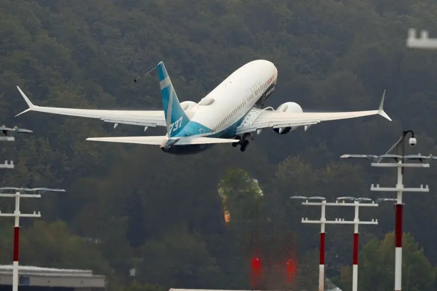 El director de la FAA, Steve Dickson, pilota un Boeing 737 MAX desde Boeing Field el 30 de septiembre de 2020 en Seattle, Washington. (Mike Siegel-Pool/Getty Images)