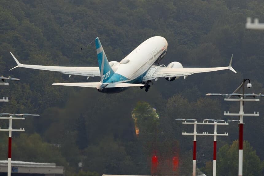 El director de la FAA, Steve Dickson, pilota un Boeing 737 MAX desde Boeing Field el 30 de septiembre de 2020 en Seattle, Washington. (Mike Siegel-Pool/Getty Images)