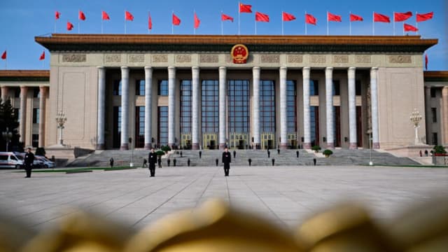 Guardias de seguridad frente al Gran Salón del Pueblo antes de las reuniones preparatorias de la tercera sesión de la 14.ª Asamblea Popular Nacional (APN) en Beijing, el 4 de marzo de 2025. (WANG ZHAO/AFP vía Getty Images)