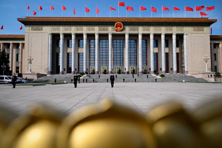 Guardias de seguridad frente al Gran Salón del Pueblo antes de las reuniones preparatorias de la tercera sesión de la 14.ª Asamblea Popular Nacional (APN) en Beijing, el 4 de marzo de 2025. (WANG ZHAO/AFP vía Getty Images)