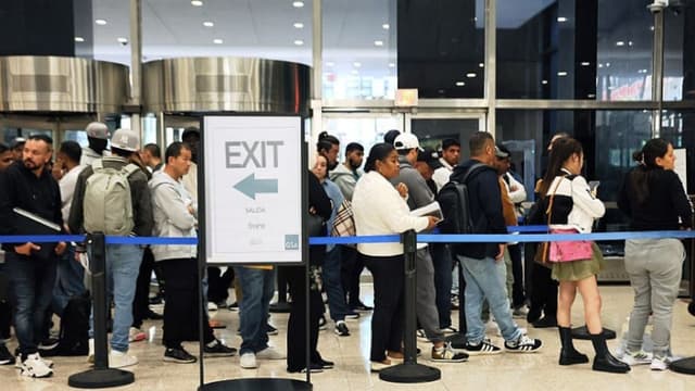 El gobierno de EE. UU. no puede extender deportaciones rápidas de inmigrantes, según ordena corte