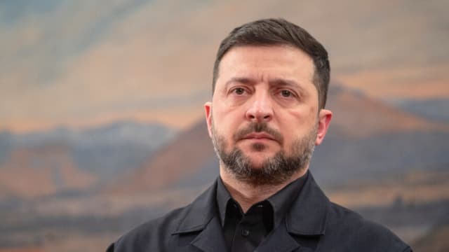 El presidente ucraniano Volodímir Zelenski en el Parlamento de Atenas, durante una visita no oficial del presidente ucraniano a Grecia, el 16 de noviembre de 2025 (NICK PALEOLOGOS/SOOC/AFP vía Getty Images)