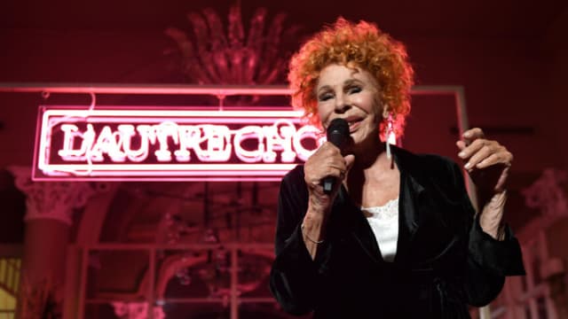Ornella Vanoni actúa durante el cóctel de inauguración de la boutique L'Autrechose el 21 de septiembre de 2019 en Milán, Italia. (Jacopo Raule/Getty Images para L'Autrechose)